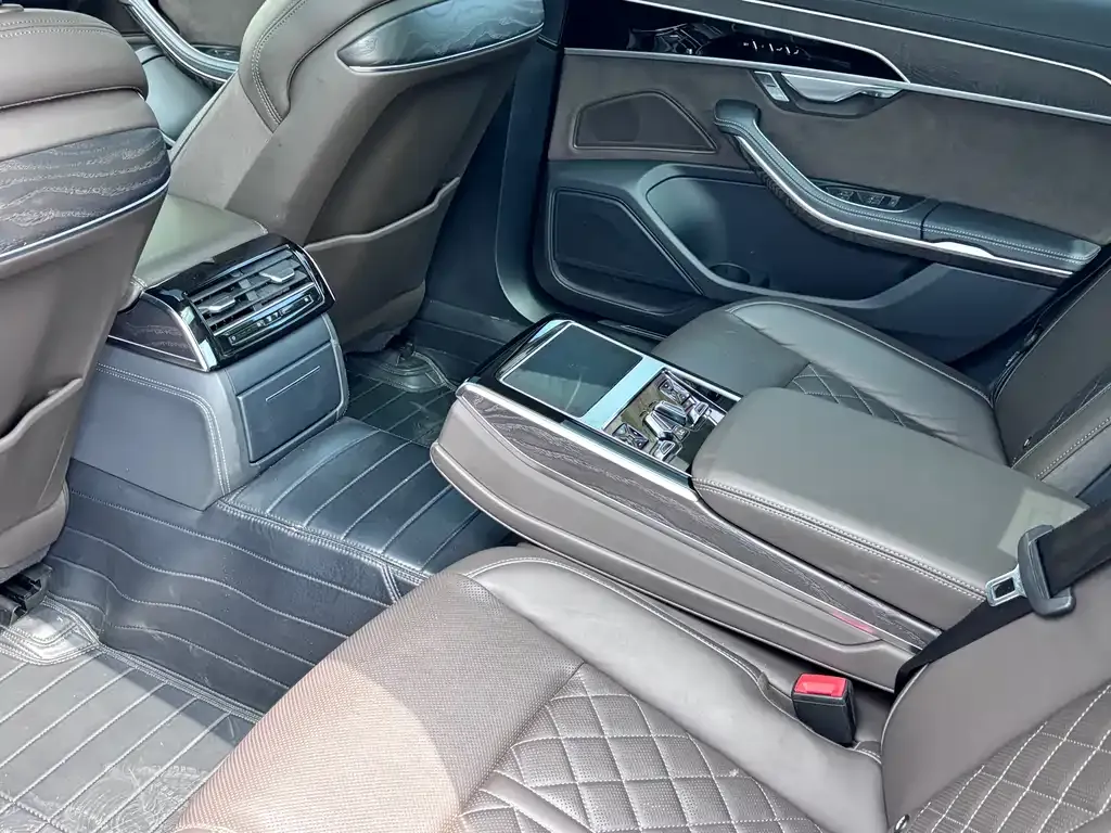 Audi A8 — фото 2
