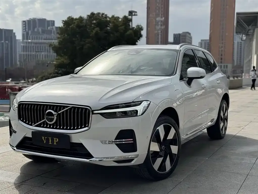 Volvo XC60 PHEV — фото 1