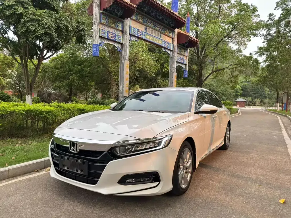 Honda Accord — фото 1