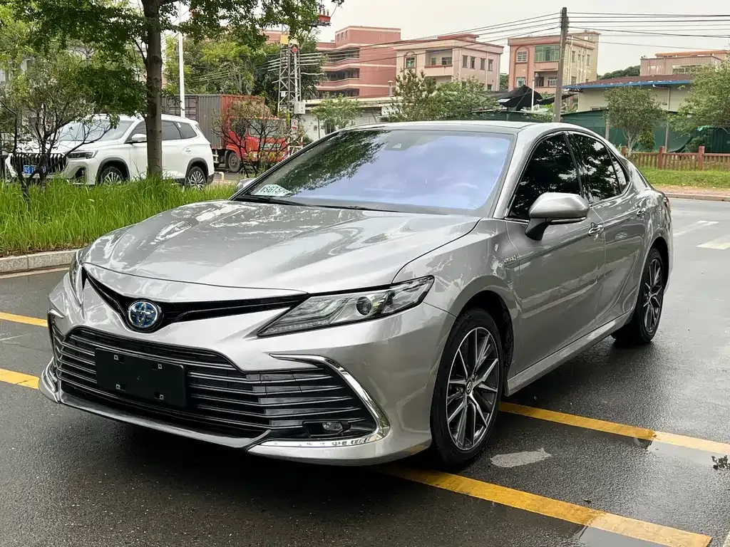 Toyota Camry — фото 1