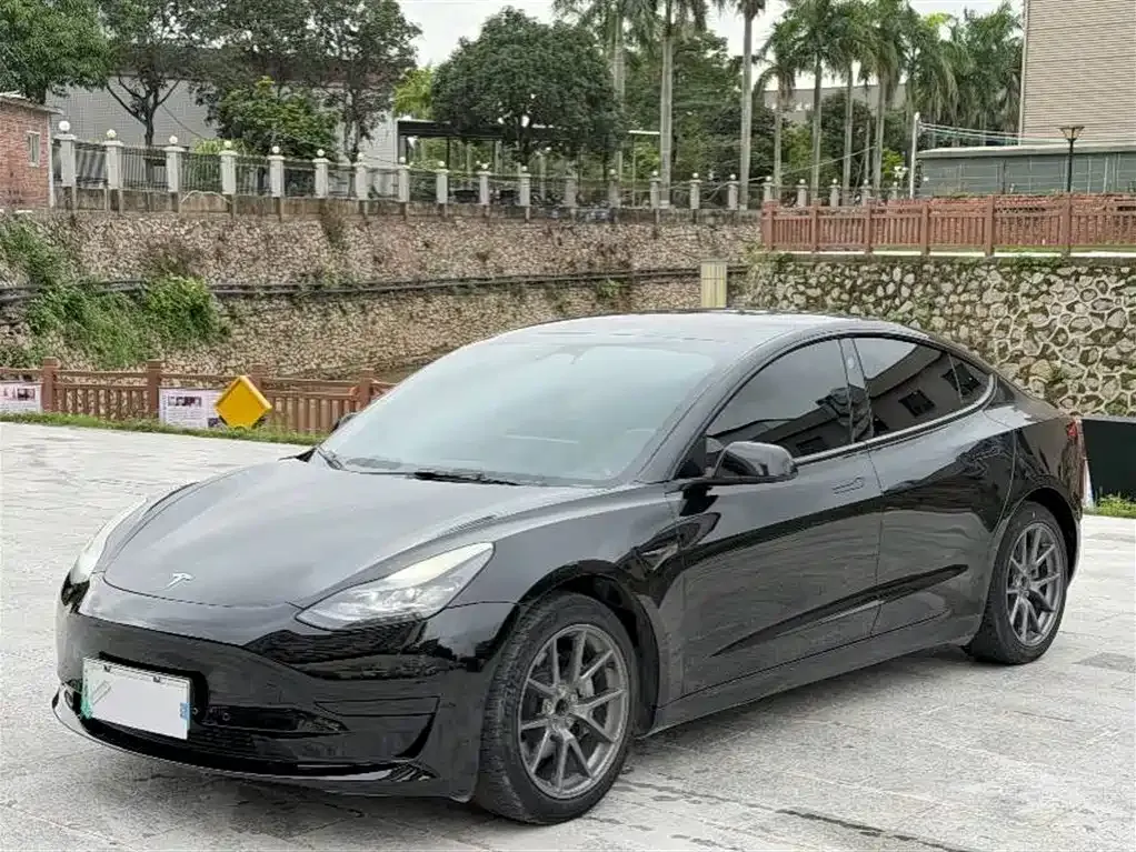 Tesla Model 3 — фото 1
