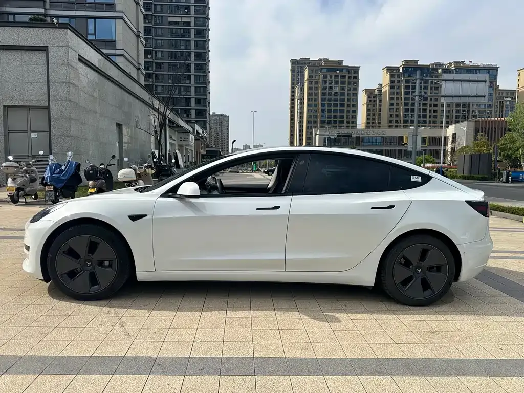 Tesla Model 3 — фото 7