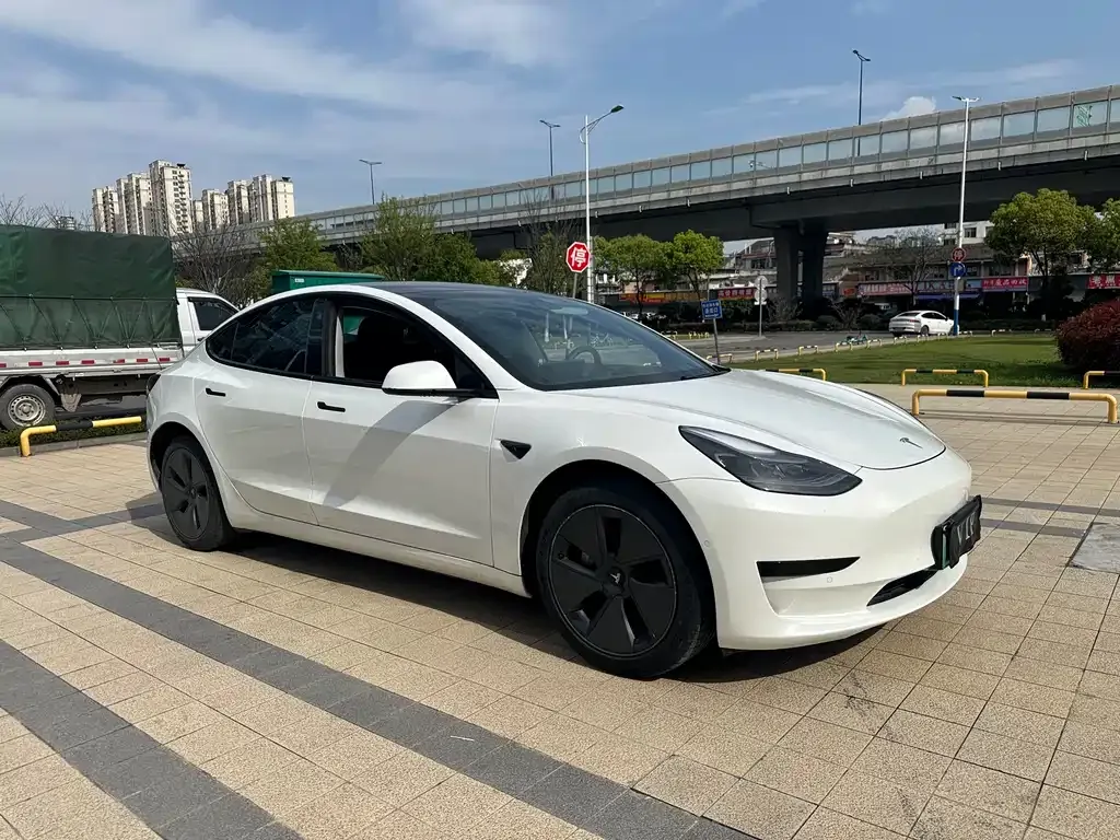 Tesla Model 3 — фото 9