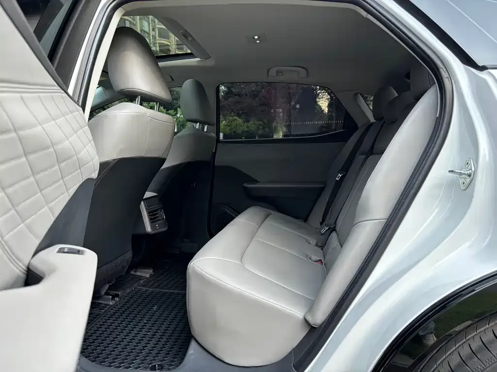 Toyota bZ3 2024 из CN, фото 2