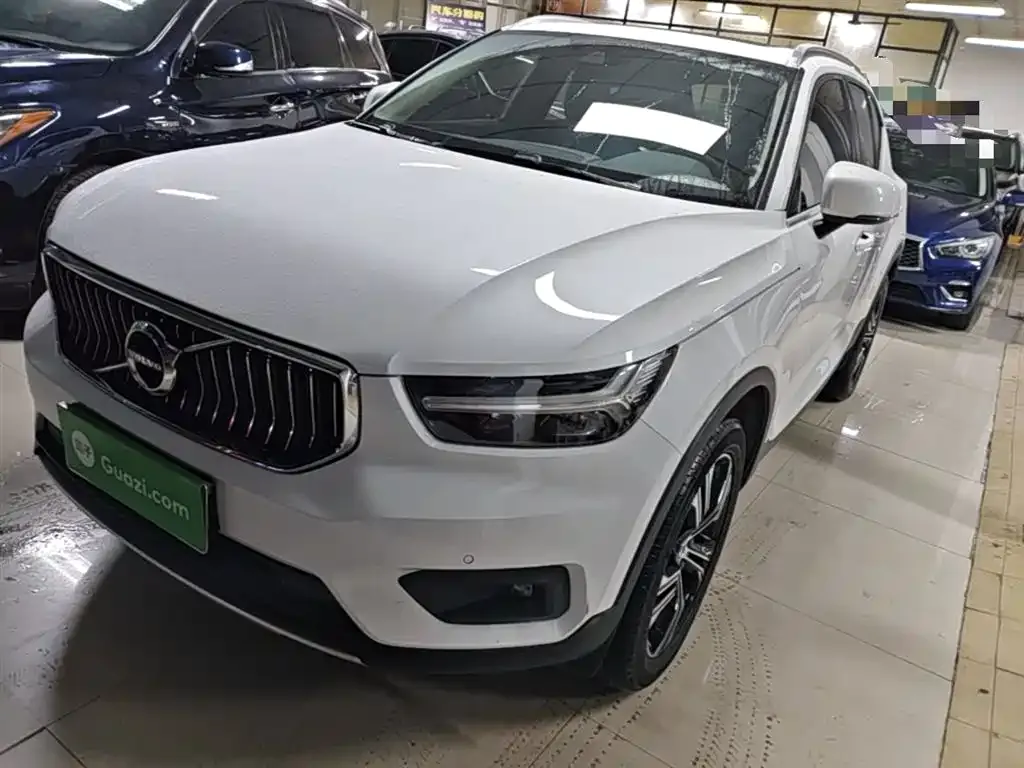 Volvo XC40 — фото 1
