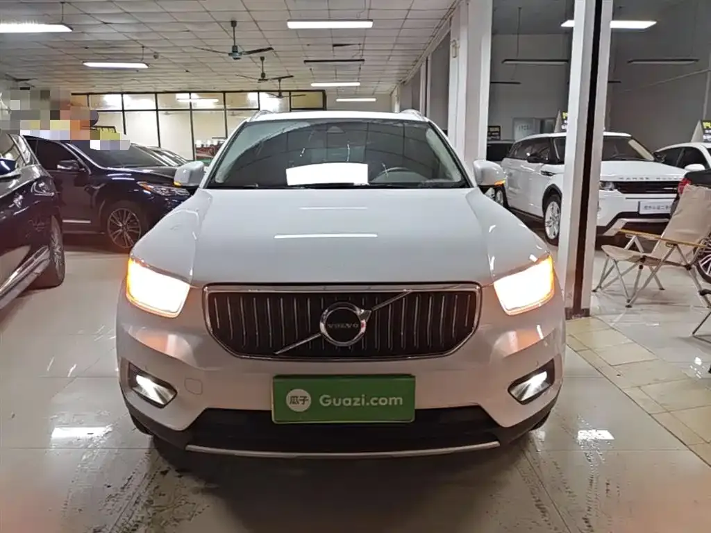 Volvo XC40 — фото 10