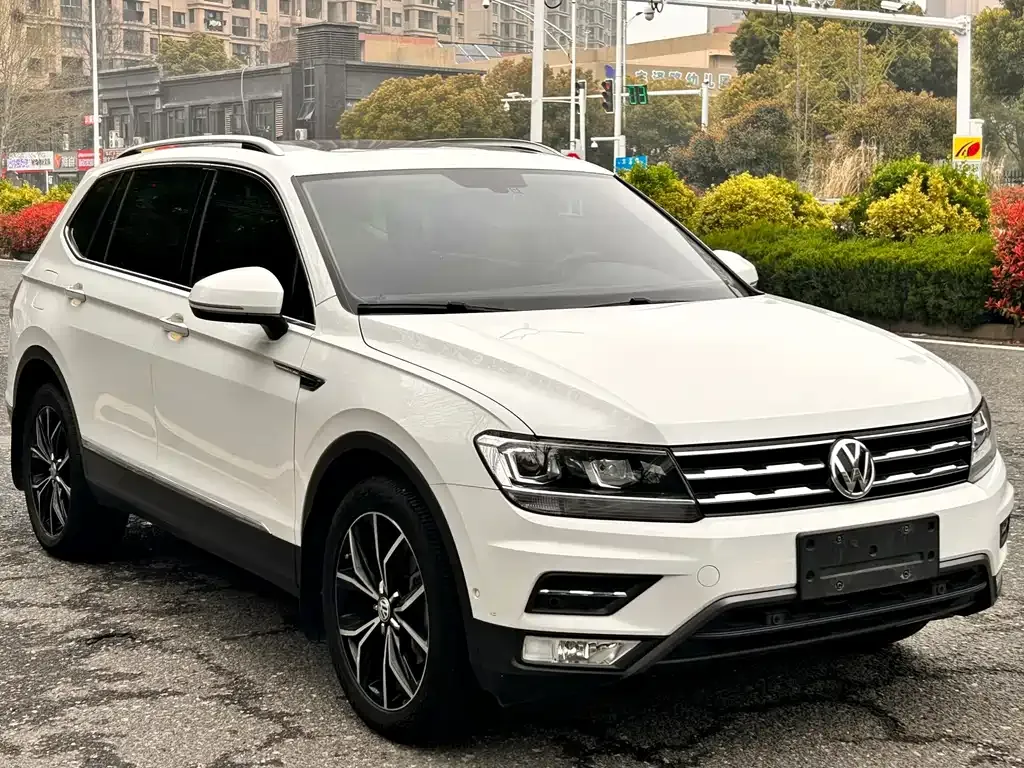 Volkswagen Tiguan L — фото 9