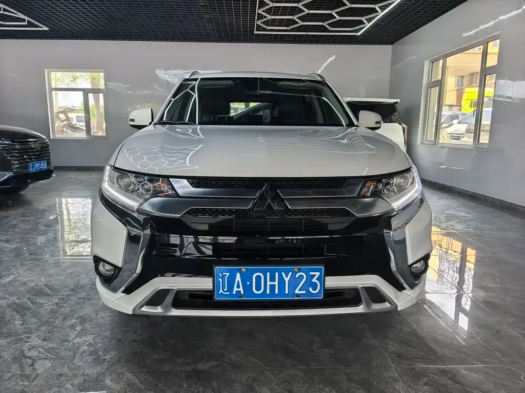 Mitsubishi Outlander — фото 1
