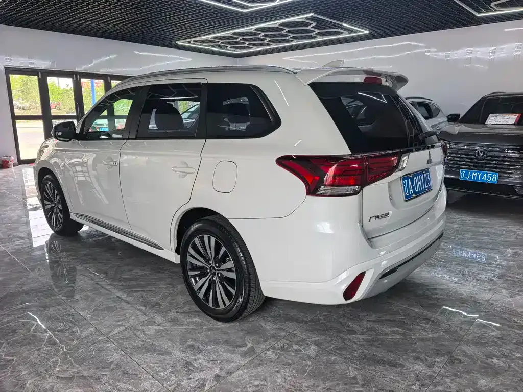 Mitsubishi Outlander — фото 7
