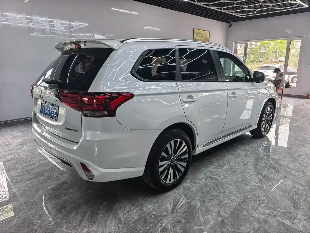 Mitsubishi Outlander — фото 4
