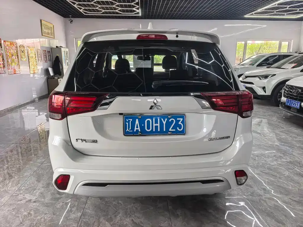 Mitsubishi Outlander — фото 10