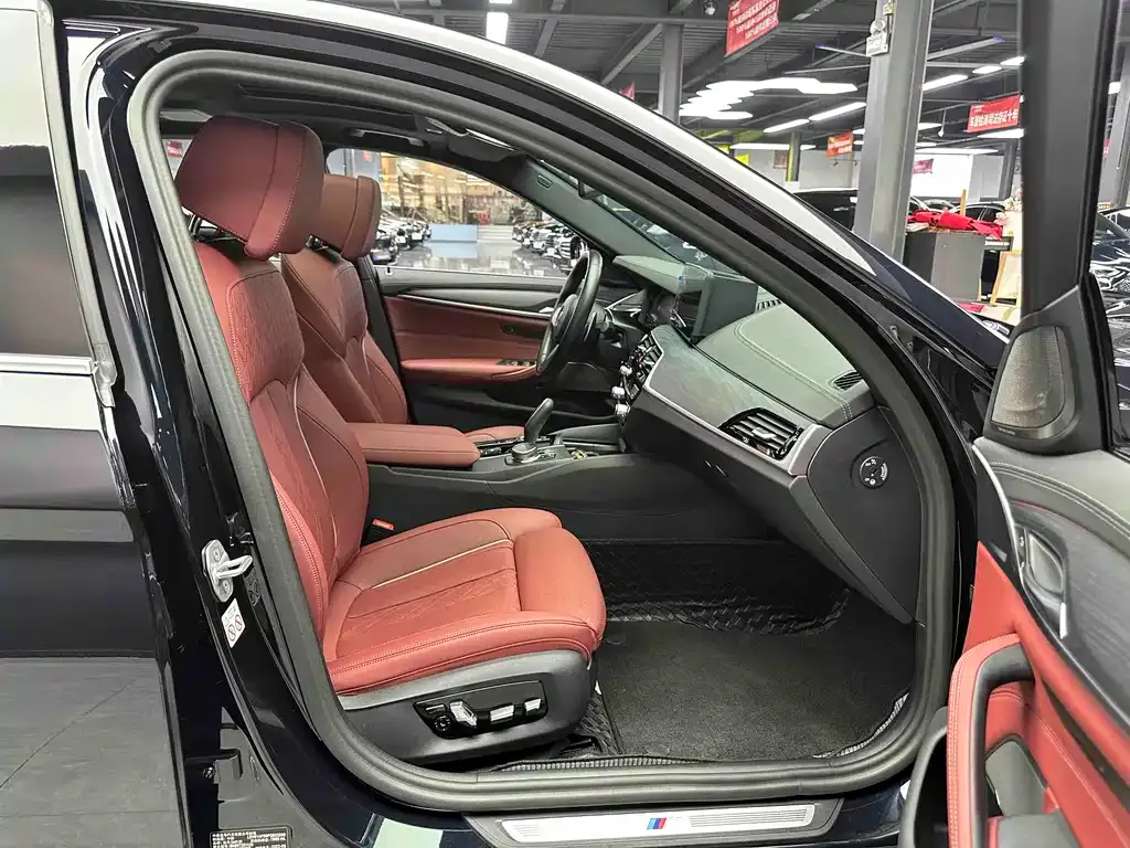 BMW 5 Series 2023 из CN, фото 2