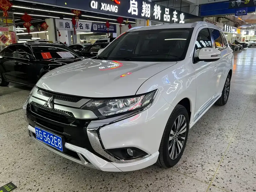 Mitsubishi Outlander — фото 1