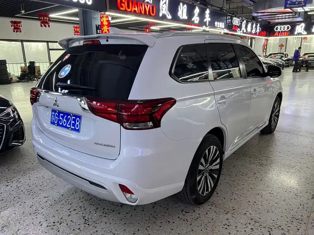 Mitsubishi Outlander — фото 10