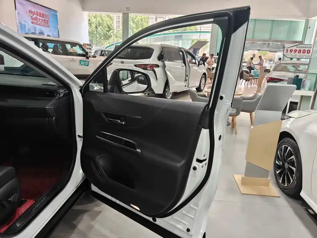 Toyota Harrier 2023 из CN, фото 3