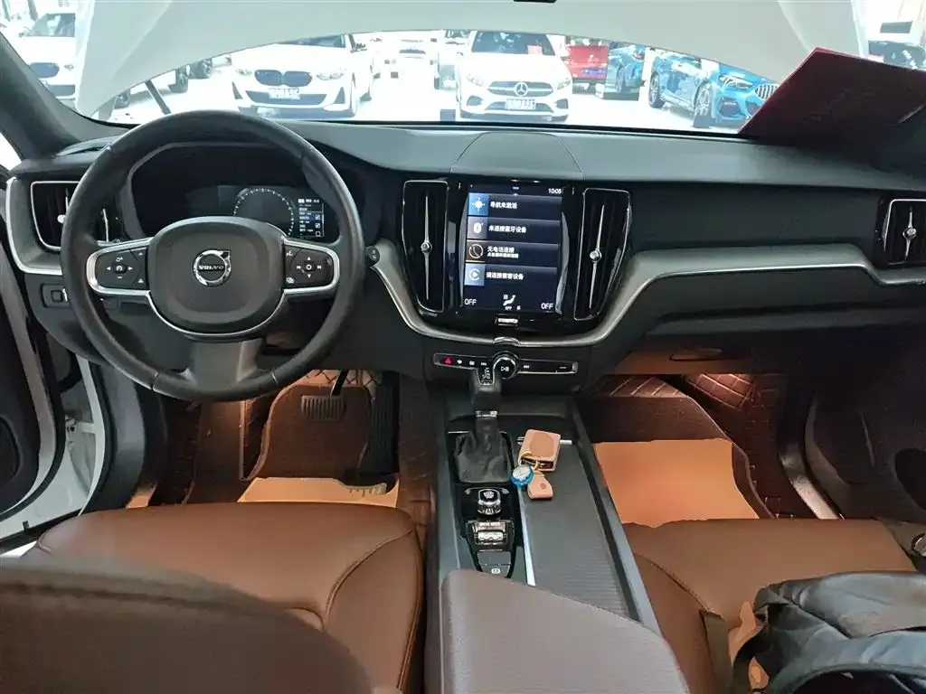 Volvo XC60 — фото 10