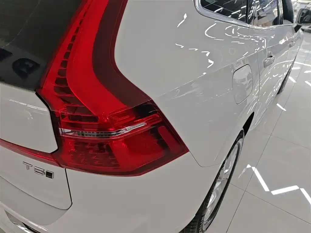 Volvo XC60 — фото 9