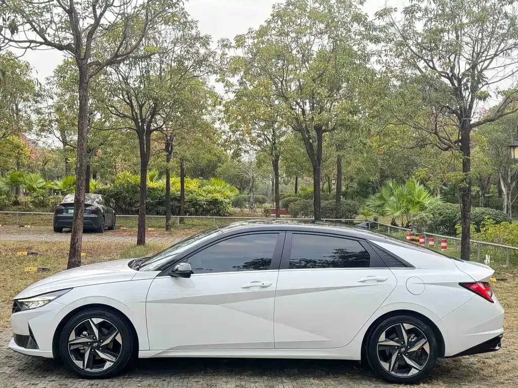 Hyundai Elantra — фото 8