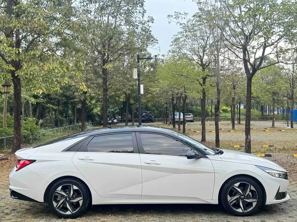Hyundai Elantra — фото 10