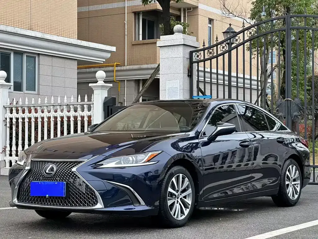 Lexus ES — фото 1