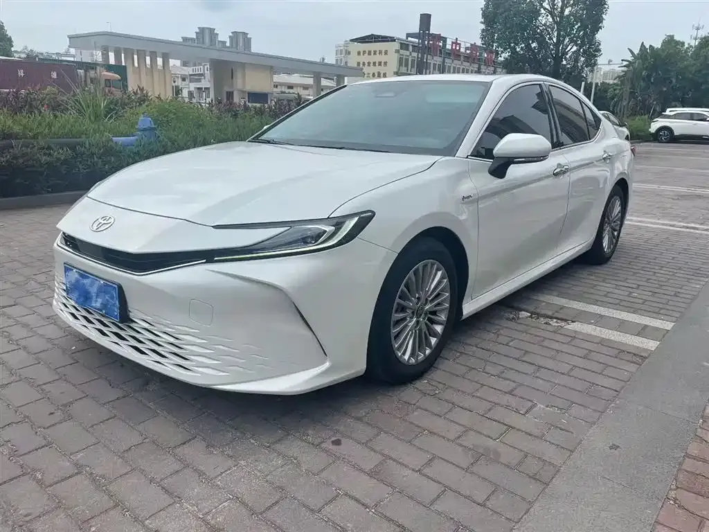Toyota Camry — фото 1