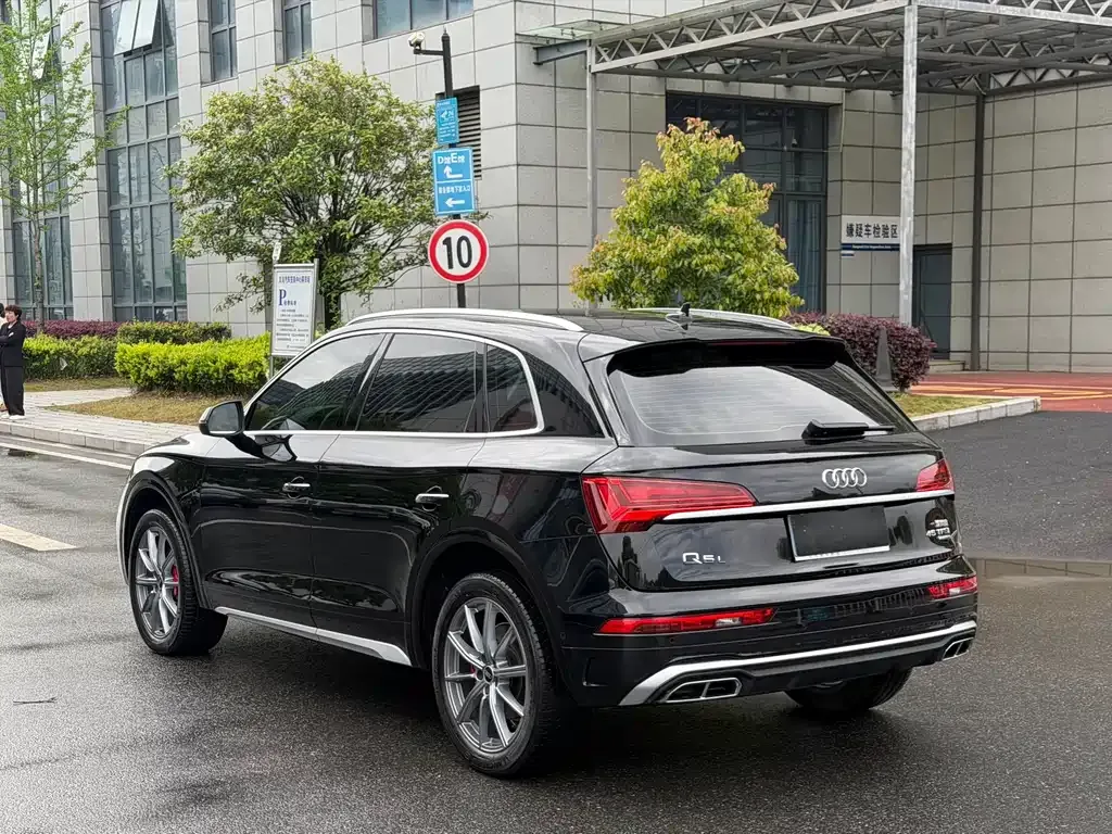 Audi Q5L — фото 8
