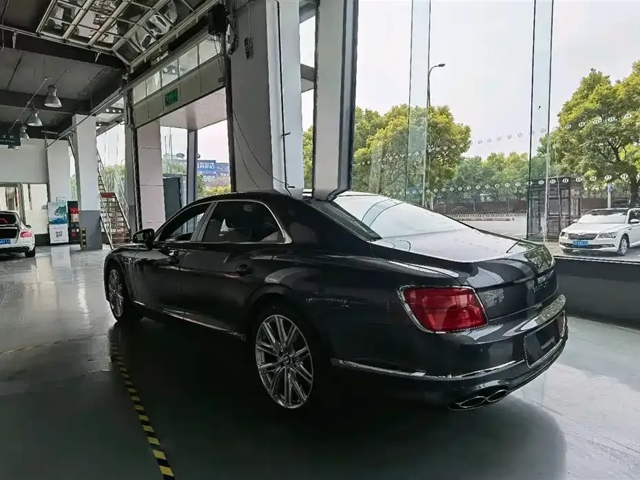 Bentley Flying Spur — фото 3