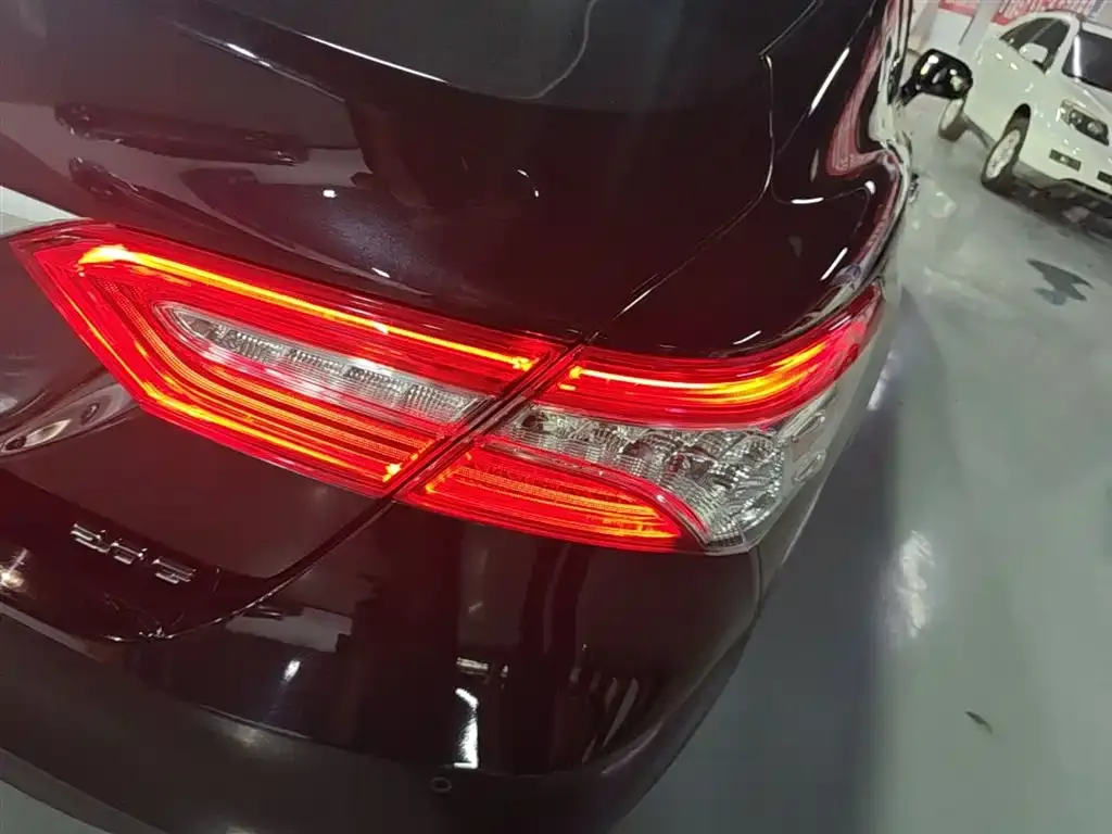 Toyota Camry — фото 10