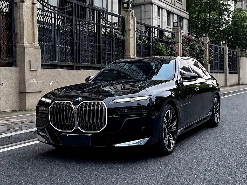 BMW 7 Series — фото 1