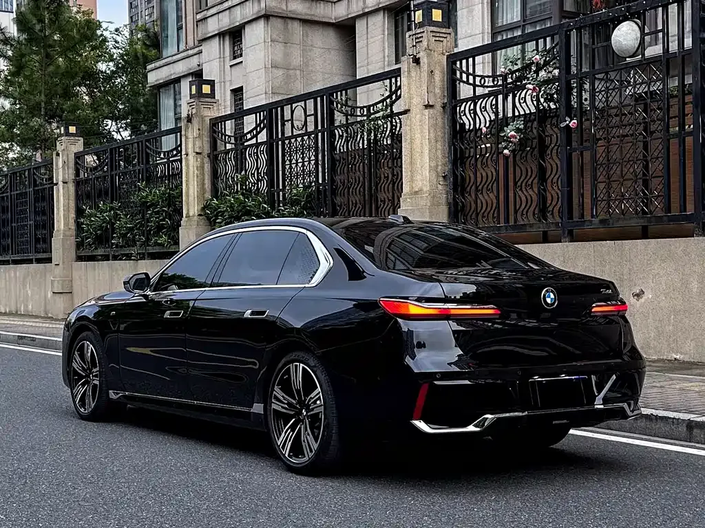 BMW 7 Series — фото 2