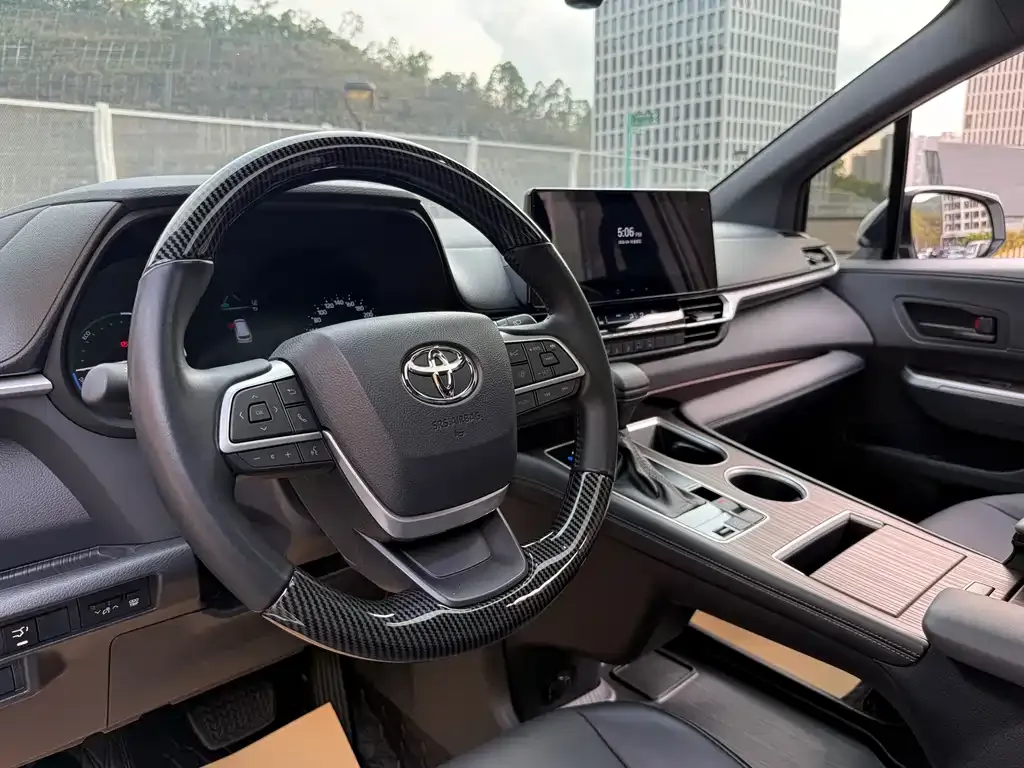 Toyota Granvia — фото 2