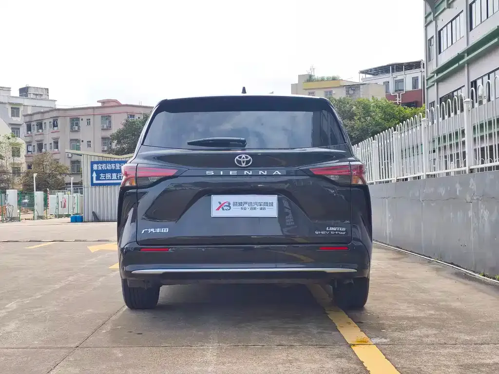Toyota Sienna — фото 10