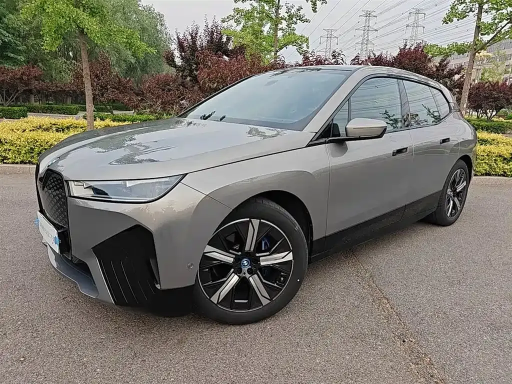 BMW iX — фото 1