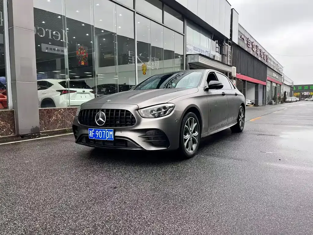 Mercedes-Benz E-Class — фото 1