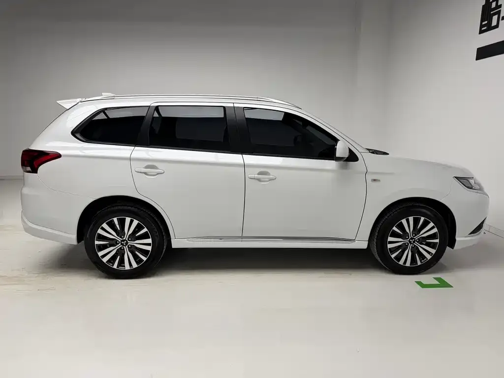 Mitsubishi Outlander 2021 из CN, фото 2