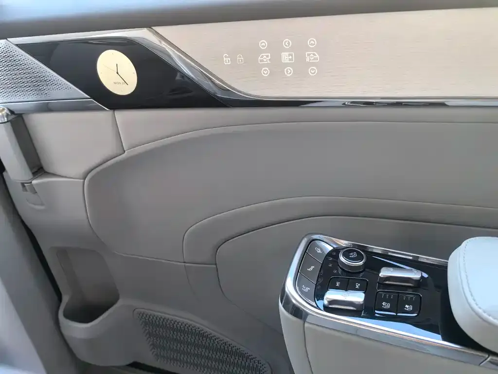Volvo EM90 2024 из CN, фото 3