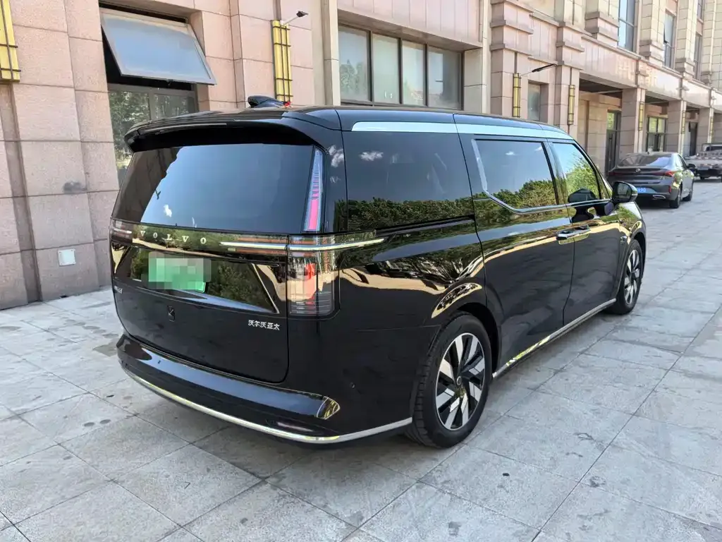 Volvo EM90 2024 из CN, фото 5