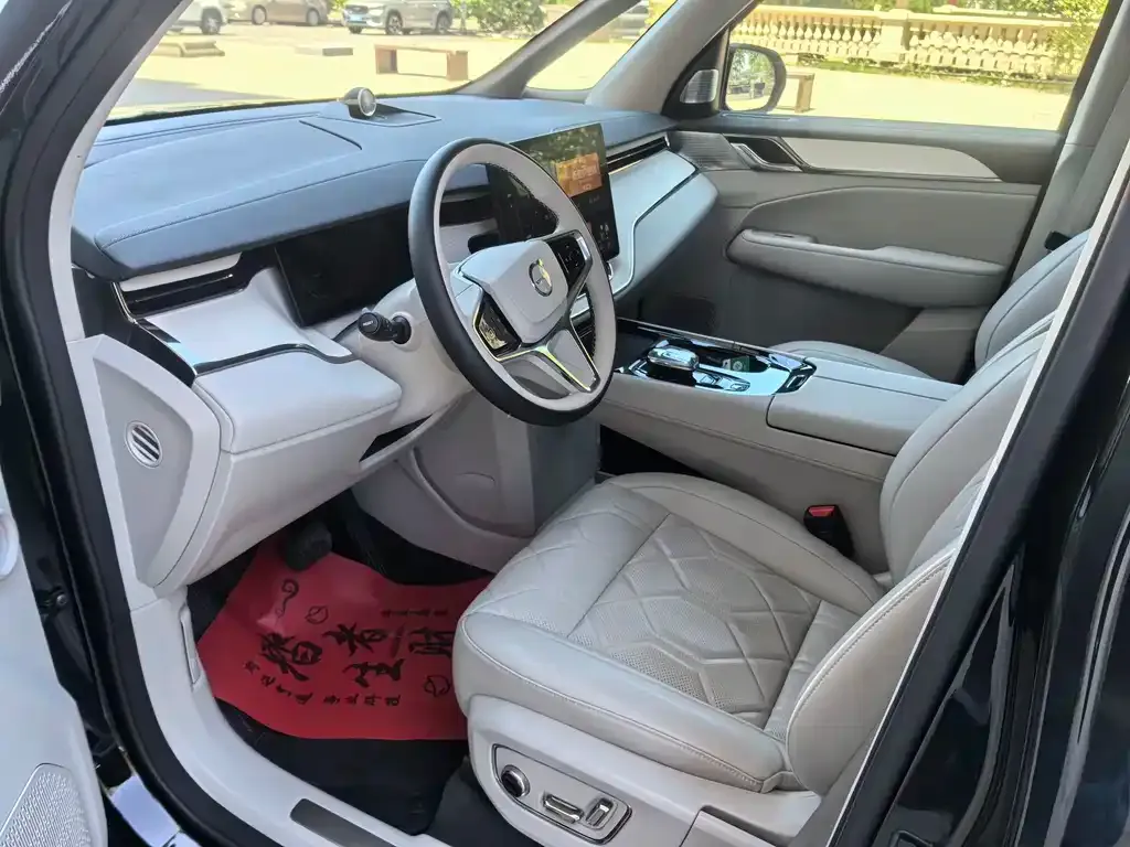 Volvo EM90 2024 из CN, фото 10