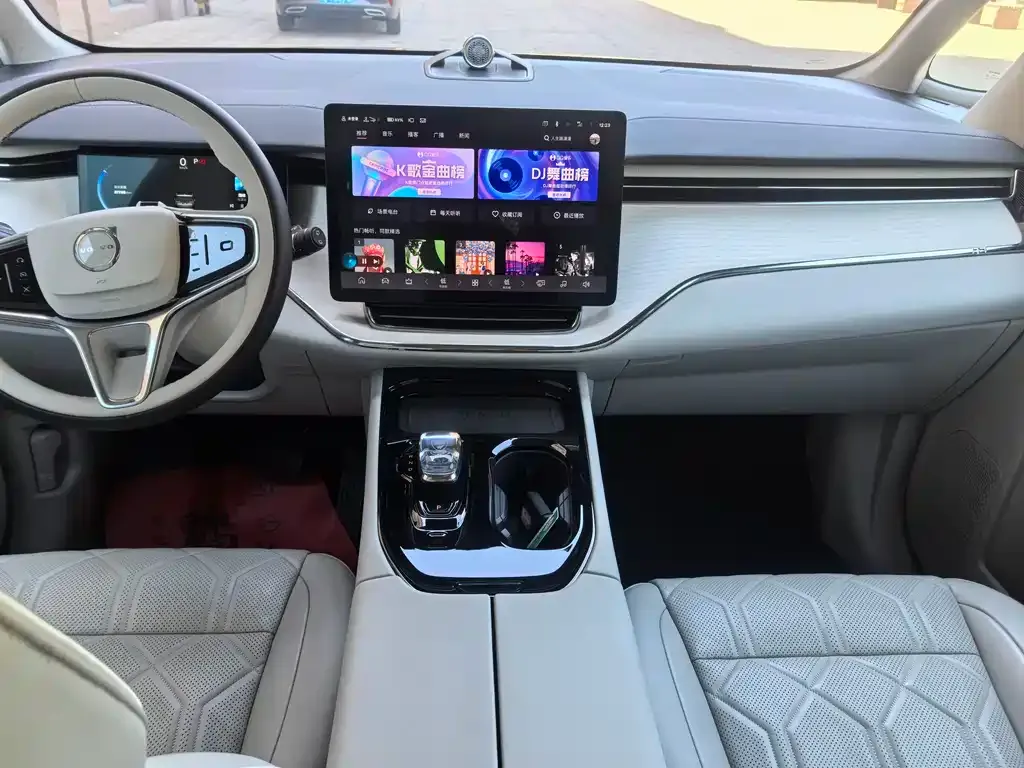 Volvo EM90 2024 из CN, фото 4