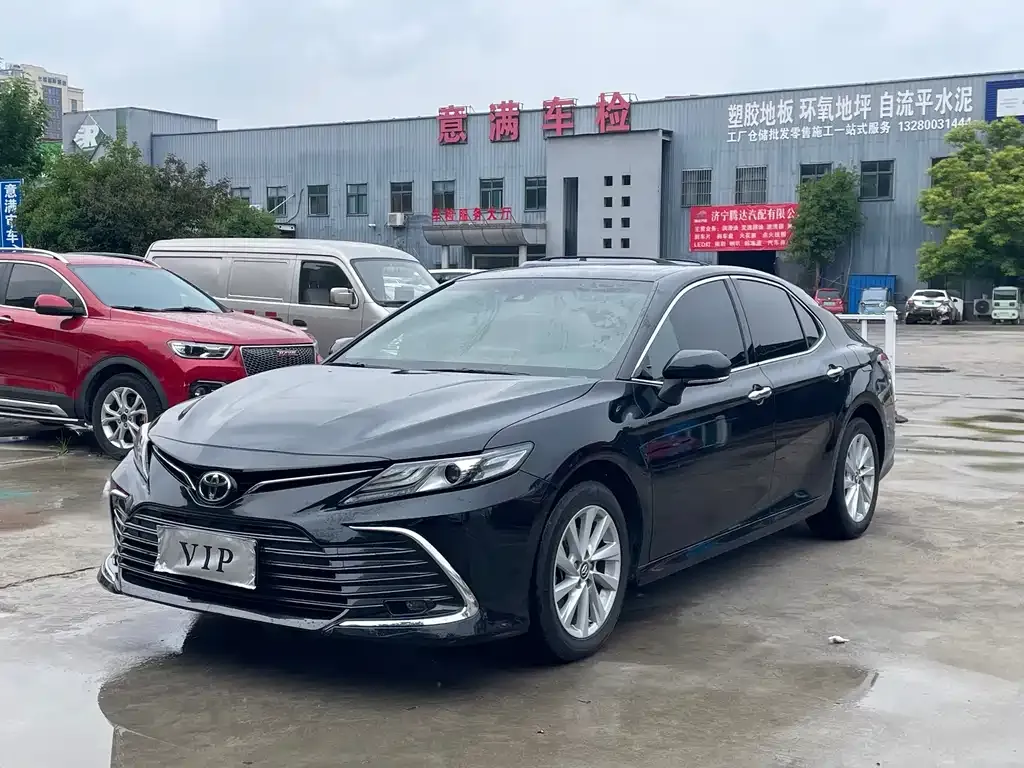 Toyota Camry — фото 1