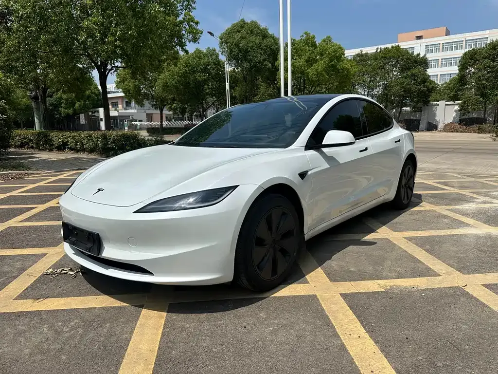 Tesla Model 3 — фото 1
