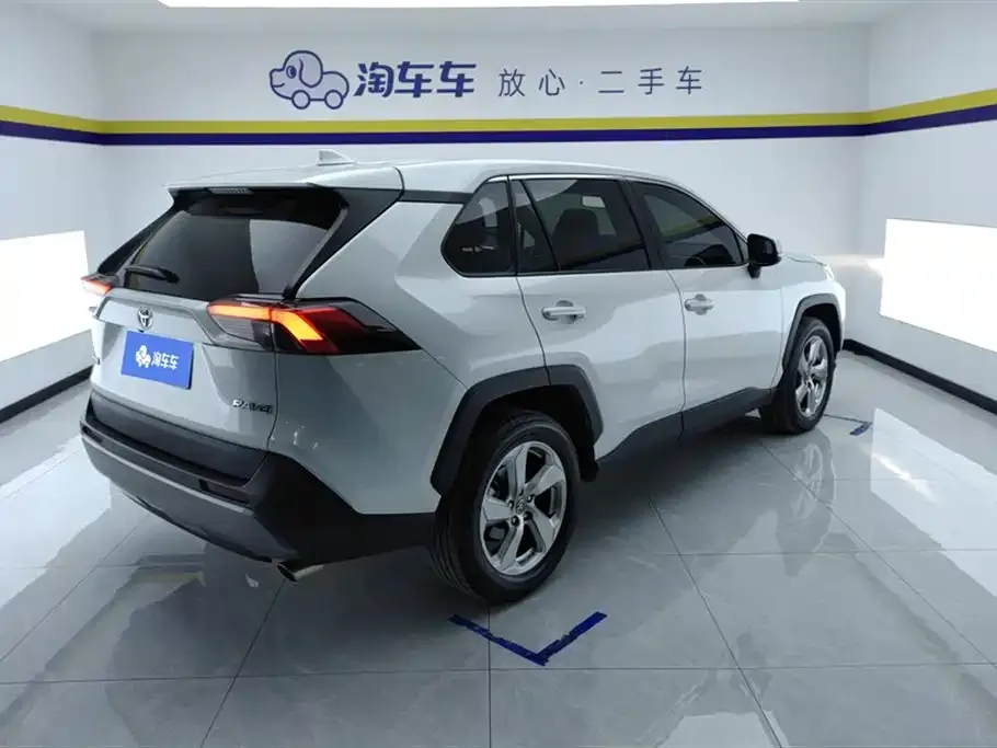 Toyota RAV4 — фото 8
