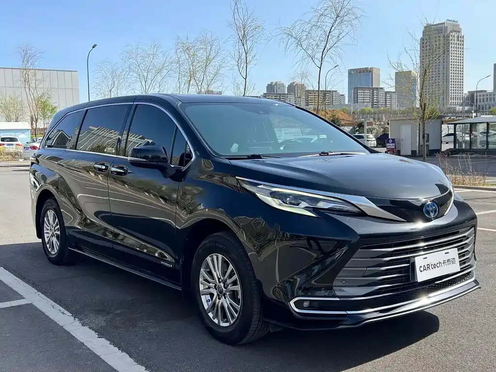 Toyota Sienna — фото 3