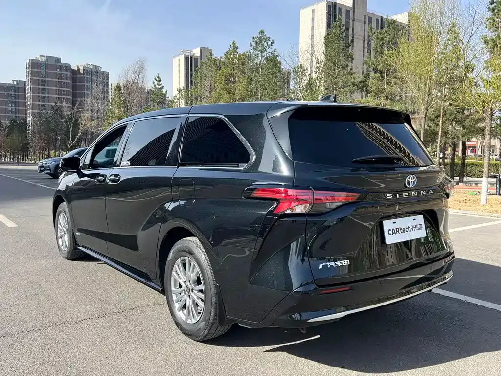Toyota Sienna — фото 9