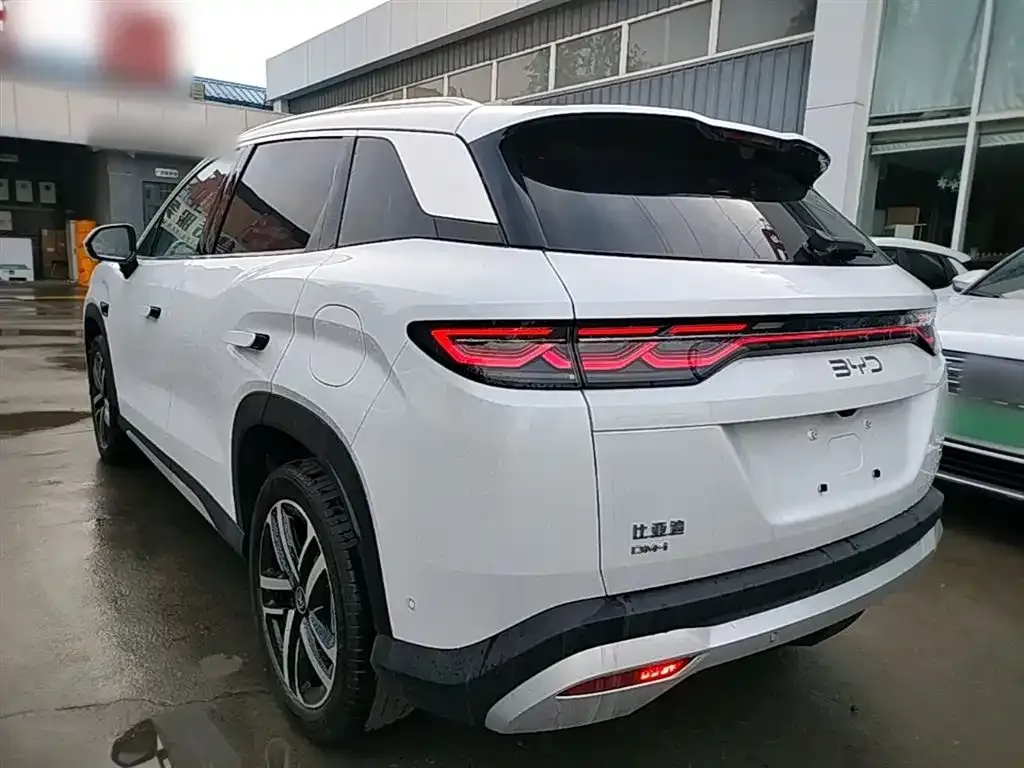 BYD L DM-i — фото 9
