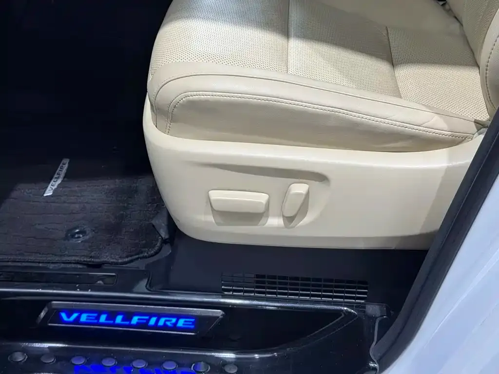 Toyota Vellfire — фото 3