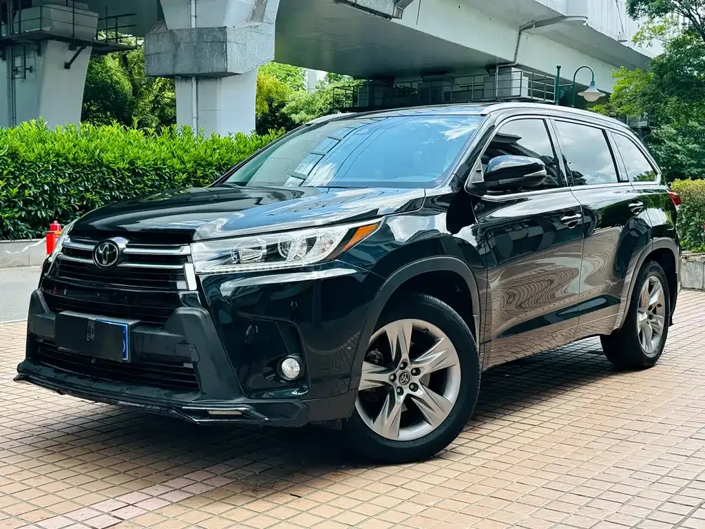 Toyota Highlander — фото 1