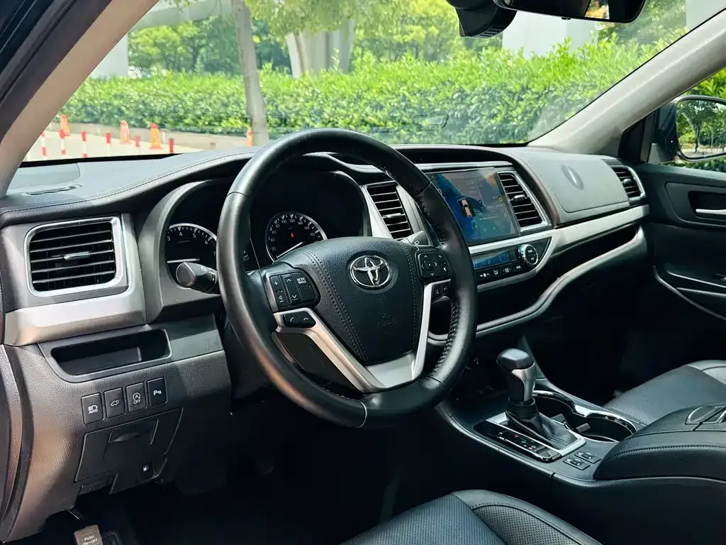 Toyota Highlander — фото 6