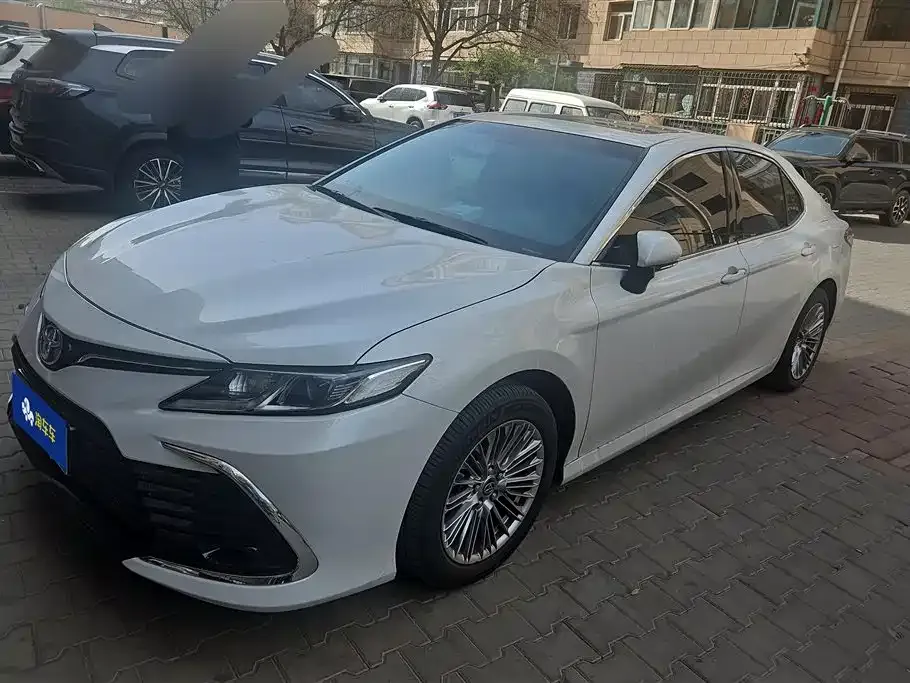 Toyota Camry — фото 1