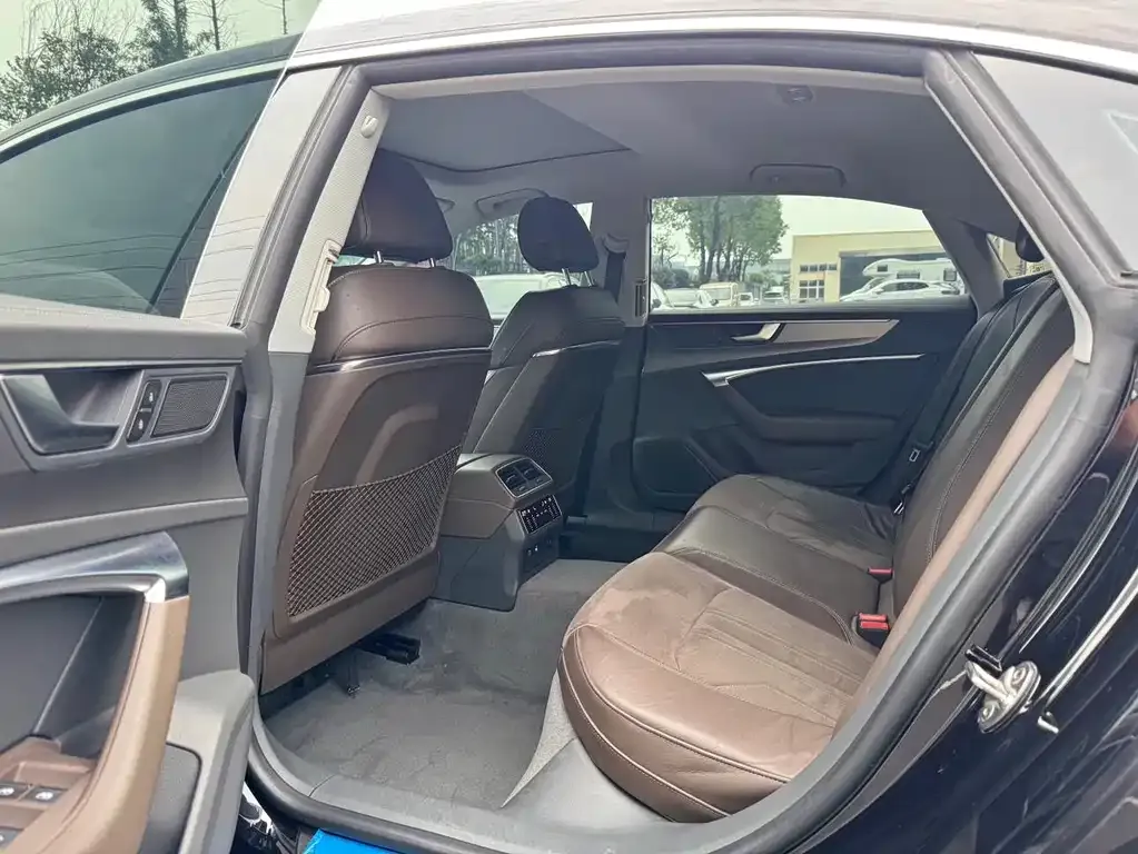 Audi A7L 2022 из CN, фото 2